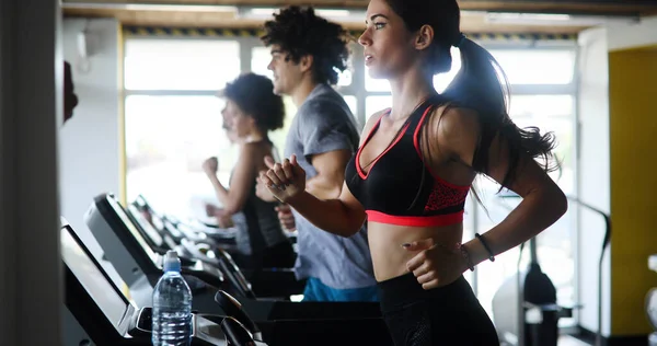 Beautiful Group Young Friends Exercising Treadmill Modern Gym — Stock Photo, Image
