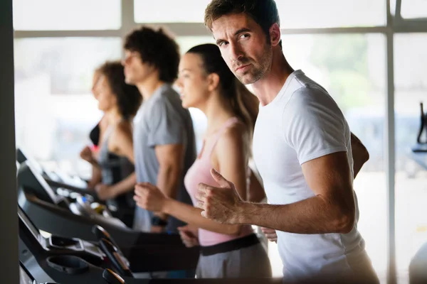 Bild Von Fitten Menschen Die Fitnessstudio Auf Dem Laufband Laufen — Stockfoto