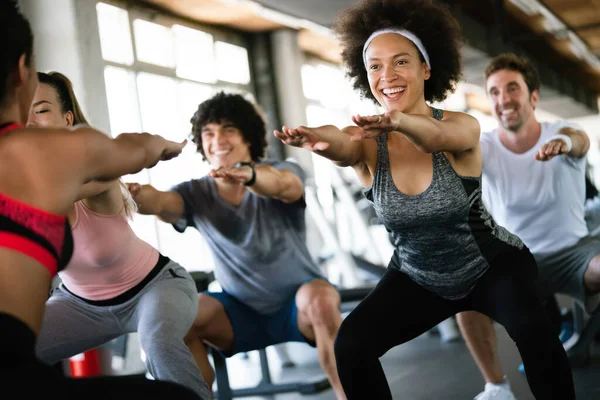 Grupp Glada Passform Människor Gymmet Utövar — Stockfoto