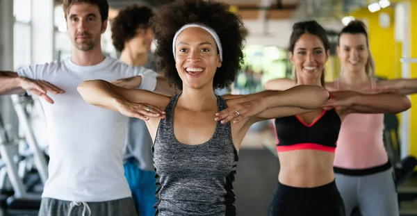 Grupp Glada Passform Människor Gymmet Utövar — Stockfoto