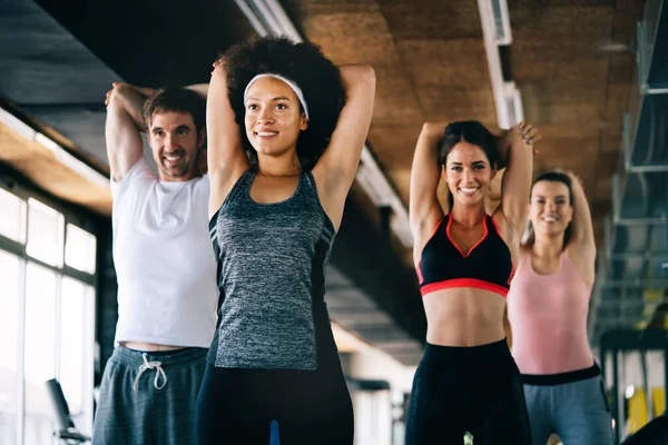 Spor Salonunda Egzersiz Yapan Bir Grup Formda Genç — Stok fotoğraf