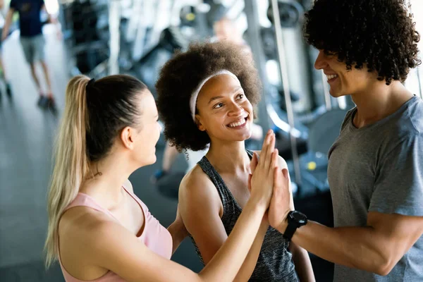 Glücklicher Fitnesskurs Mit High Five Nach Abschluss Der Trainingseinheit Lächelnde — Stockfoto