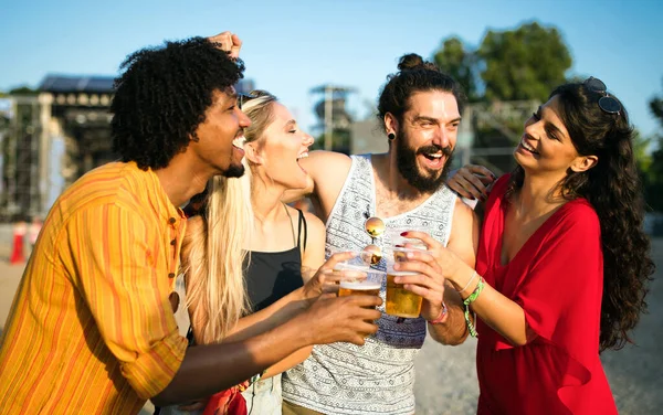 Alegre Grupo Amigos Divirtiéndose Viajando Sonriendo —  Fotos de Stock