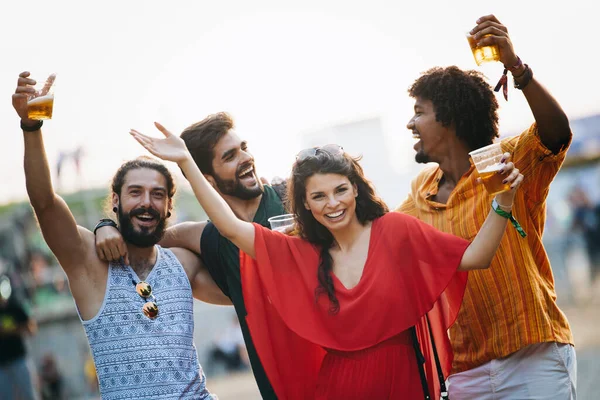 Grupo Amigos Felices Divirtiéndose Juntos Aire Libre — Foto de Stock