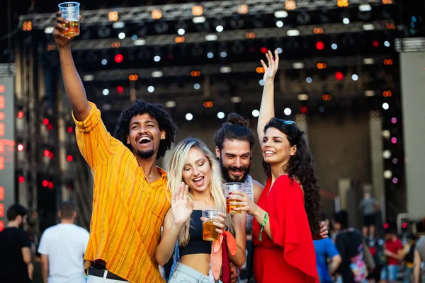 Gruppe Junger Fröhlicher Menschen Genießt Musikfestival Freien — Stockfoto