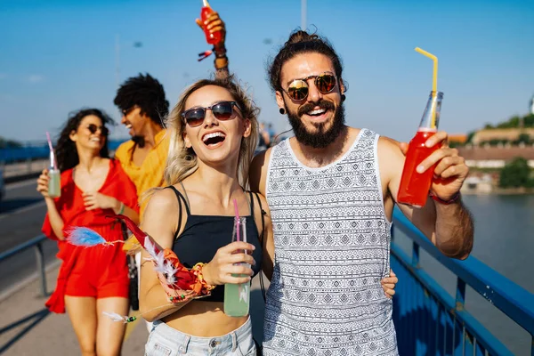 Grupo Jóvenes Felices Disfrutando Del Festival Música Aire Libre —  Fotos de Stock