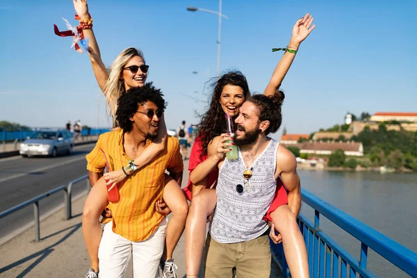 Feliz Grupo Amigos Riendo Divirtiéndose Aire Libre —  Fotos de Stock