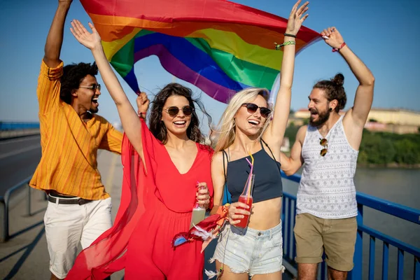 骄傲的同性恋者 同性恋者 同性恋社区在游行中举手表决和Lgbt旗帜 — 图库照片