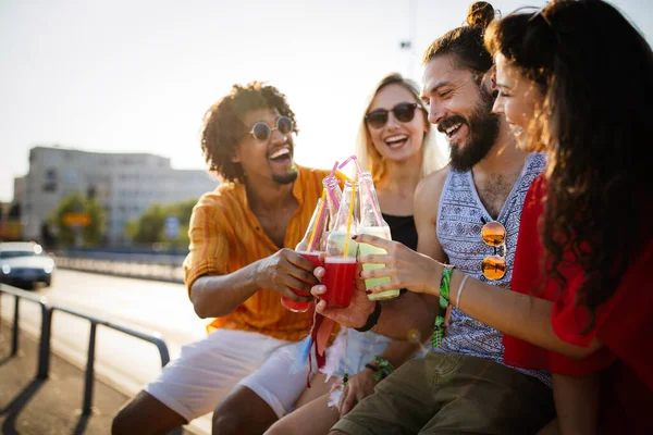 Feliz Grupo Amigos Riendo Divirtiéndose Aire Libre — Foto de Stock