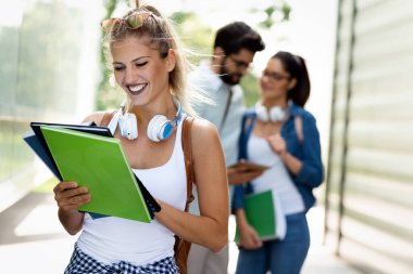 Sınav için birlikte çalışan bir grup mutlu öğrenci.