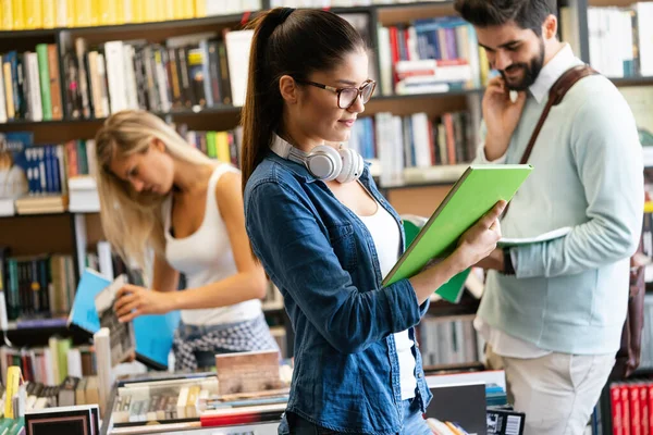 대학생들 준비를 도서관에서 이야기하는 — 스톡 사진