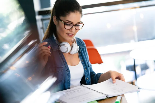 Porträt Einer Jungen Schönen Lächelnden Gelegenheitsfrau Die Arbeitet Oder Studiert — Stockfoto