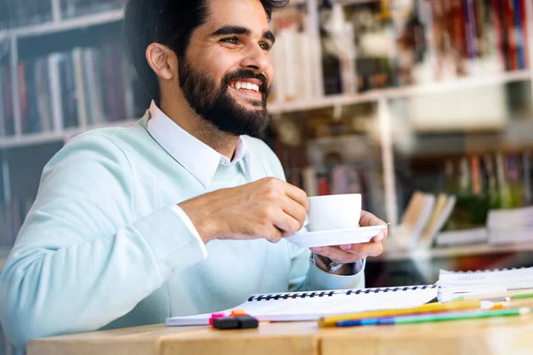 Joyeux Jeune Homme Qui Travaille Étudie Prend Une Pause Café — Photo