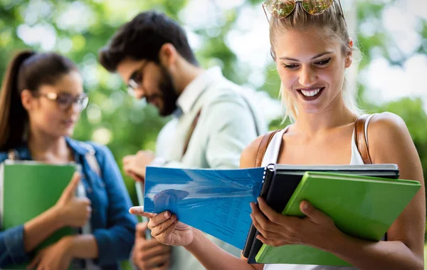 Estudantes Universitários Felizes Amigos Estudando Com Livros Universidade — Fotografia de Stock