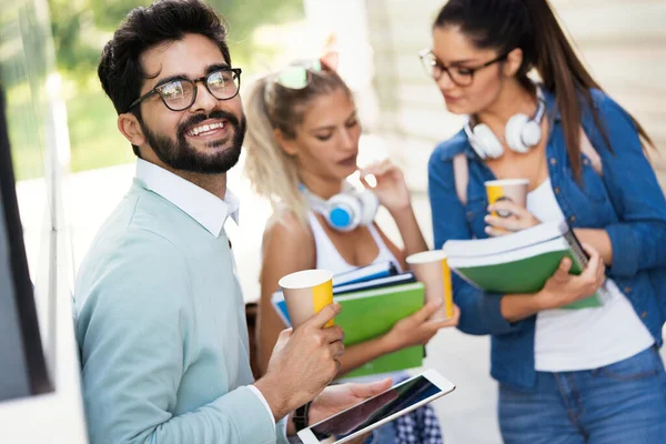 Happy College Studenten Studeren Campus Outdoor — Stockfoto