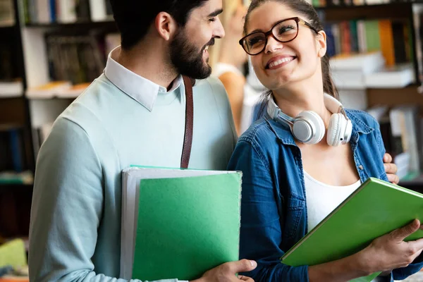 Estudantes Universitários Felizes Amigos Estudando Com Livros Universidade — Fotografia de Stock