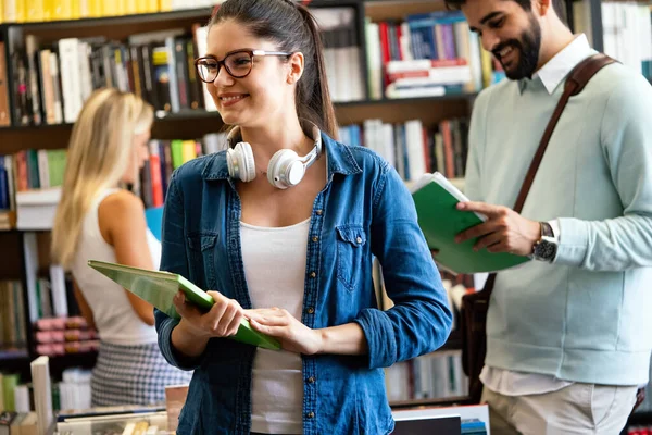 Concepto Educativo Estudiantes Universitarios Felices Preparándose Para Examen Hablando Biblioteca — Foto de Stock