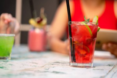 Taze çilekli mojito kokteyli veya naneli limonata.