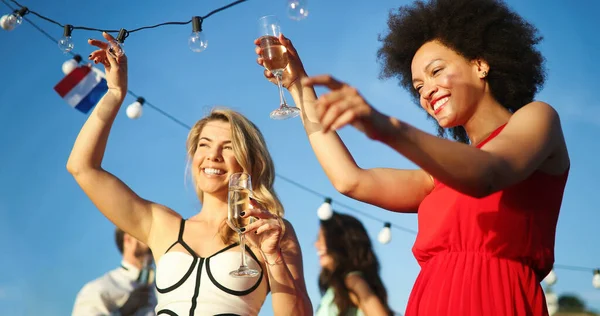 Groep Vrienden Die Drinken Dansen Plezier Hebben Een Buitenfeest — Stockfoto