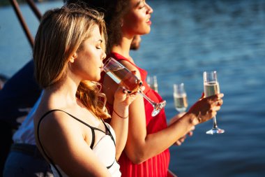 Bir grup güzel arkadaş kutluyor, dans ediyor ve dışarıda eğleniyorlar.