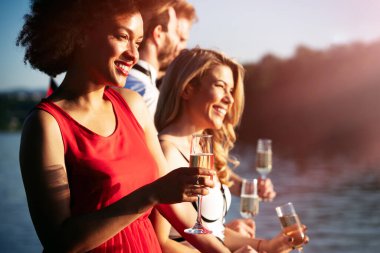 Bir grup güzel arkadaş kutluyor, dans ediyor ve dışarıda eğleniyorlar.