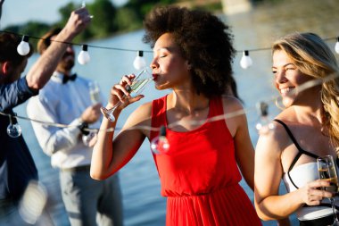 Bir grup güzel arkadaş kutluyor, dans ediyor ve dışarıda eğleniyorlar.