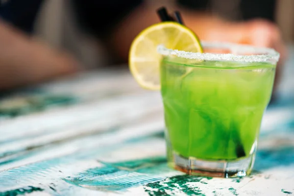 新鲜的绿石灰莫吉托鸡尾酒或柠檬水加薄荷 — 图库照片