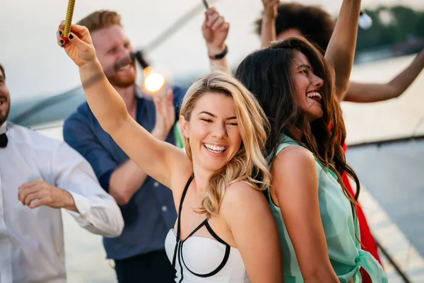 Gruppe Schöner Freunde Feiert Tanzt Und Vergnügt Sich Gemeinsam Freien — Stockfoto