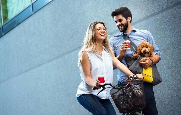Glückliches Paar Verliebt Spaziergänge Mit Hund Und Lächeln Freien — Stockfoto