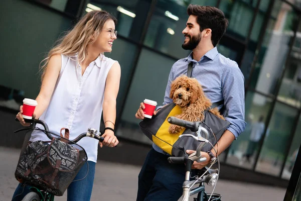 Glückliches Paar Verbringt Zeit Mit Hund Und Fahrrad — Stockfoto