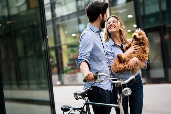 Mutlu Çift Köpek Gezdirmeyi Dışarıda Gülümsemeyi Seviyor — Stok fotoğraf