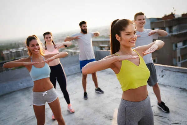 Mutlu Arkadaşlar Spor Yaparken Dışarıda Sağlıklı Yaşıyorlar — Stok fotoğraf