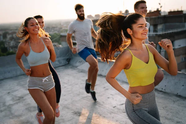 Allenamento Fitness Amici Felici Insieme All Aperto Vivere Sano Attivo — Foto Stock