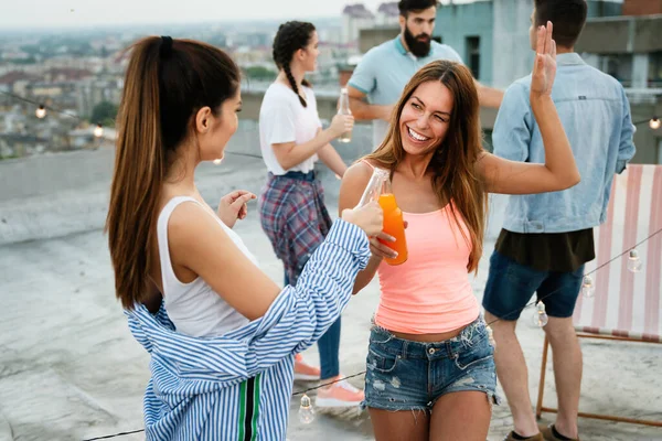 Grupa Przyjaciół Bawiących Się Tańczących Pijących Koktajle Świeżym Powietrzu Dachu — Zdjęcie stockowe
