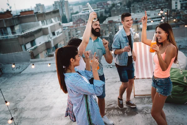 Друзья Наслаждаются Коктейлями Вечеринке Группа Людей Веселится Танцует Крыше — стоковое фото