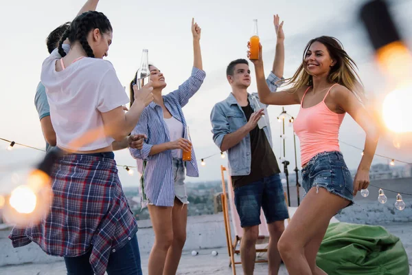 Amigos Disfrutando Cócteles Una Fiesta Grupo Personas Divirtiéndose Bailando Una — Foto de Stock