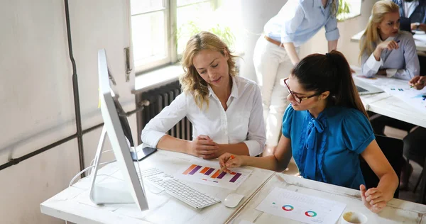 Grupo Feliz Personas Que Aprenden Ingeniería Software Negocios Durante Presentación — Foto de Stock