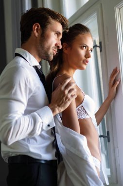 Güzel romantik seksi çift ön sevişme sırasında sarılıp öpüşüyor.