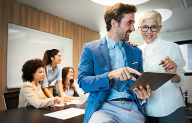 Bir yazılım geliştirme şirketinde çalışan programcılar