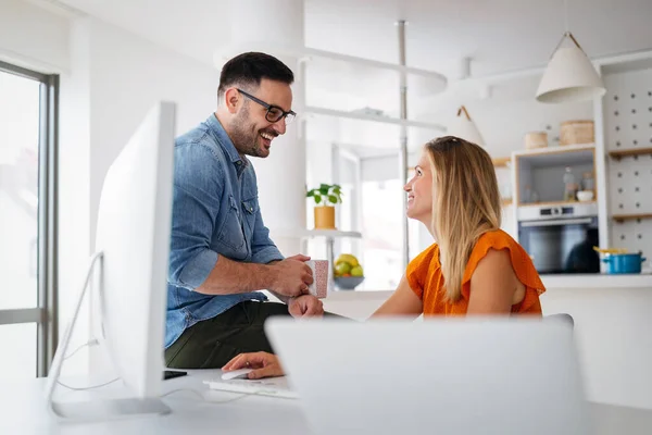 Glada Unga Casual Par Sitter Vid Skrivbordet Arbetar Tillsammans Hemmakontoret — Stockfoto