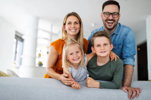 Feliz Familia Sonriente Pasándola Bien Casa —  Fotos de Stock