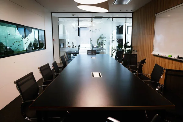 Sala Conferência Vazia Com Mesa Sala Tabuleiro Cadeiras — Fotografia de Stock