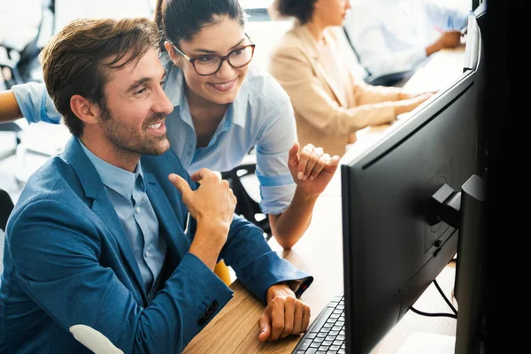 Felices Colegas Negocios Multiétnicos Que Trabajan Oficinas Modernas — Foto de Stock