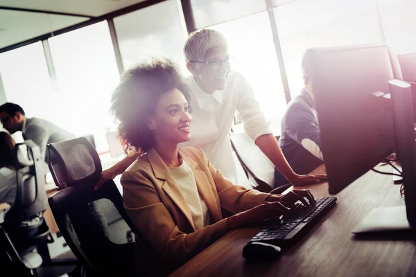 Programadores Trabalhando Escritório Empresa Desenvolvimento Software — Fotografia de Stock