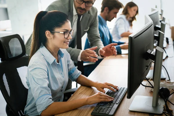 Kelompok Multietnis Orang Orang Bisnis Bekerja Sama Brainstorming Kantor — Stok Foto