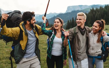 Bir grup mutlu, zinde genç arkadaş doğa yürüyüşü yapıyor.