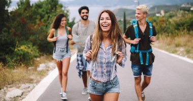 Bir grup gezgin arkadaş yürüyor ve eğleniyor. Seyahat yaşam tarzı ve mevsimlik tatil konsepti