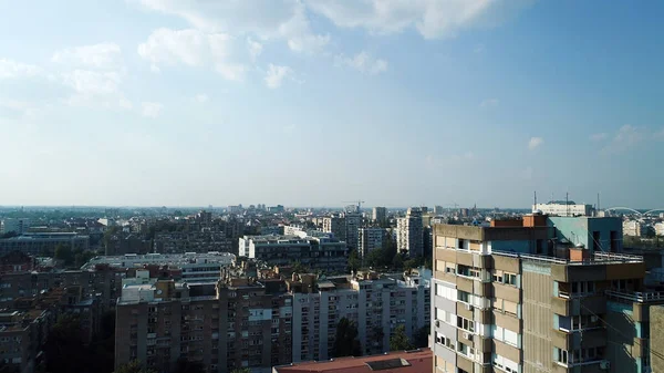 Arkaplanda apartman manzaralı kalabalık şehir manzarası