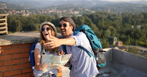 快乐的年轻夫妇 带着城市地图和背包旅行 — 图库照片
