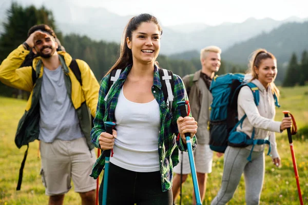 Vrienden Wandelen Samen Buiten Wildernis Verkennen Plezier Hebben — Stockfoto